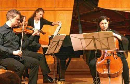 Mit kontrollierter Klangbalance musizierte das Berlin-Piano-Trio: Krzystof Polonek (Violine), Nikolaus Resa (Klavier) und Katarzyna Polonek (Cello) – mit der eifrigen Umblätterin im Hintergrund.Foto  JANKA