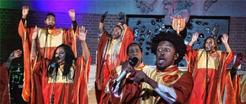 Mit sanften, getragenen Tönen starteten die Golden Voices of Gospel und steigerten ziemlich schnell den Rhythmus. Die Zuhörer in der Christkönigkirche ließen sich davon schnell mitreißen. Fotos  reuter