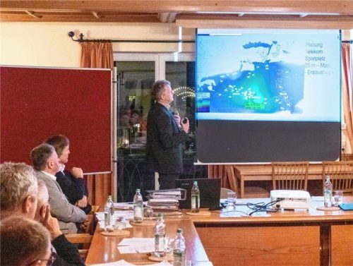 Mit umfangreichem Kartenmaterial und Berechnungen belegte der Sachverständige für Elektromagnetische Umweltverträglichkeit, Dr. Thomas Gritsch, seine Immissionsprognose für den geplanten Mobilfunkstandort in Oberwössen im Gemeinderat. Foto Flug