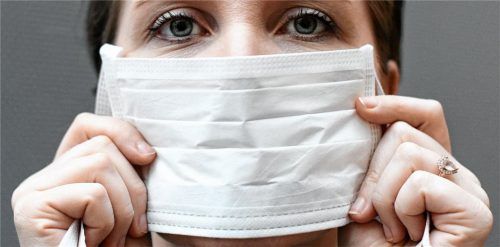 Mundschutz gefragt? In China durchaus, dort herrscht helle Aufregung angesichts des Corona-Virus‘. In der Region Rosenheim fühlen sich Gesundheitsamt und Kliniken im Falle einer Infektion gut gerüstet.Foto dpa