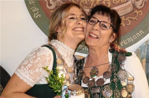 Mutter und Tochter wurden gleichzeitig Schützenköniginnen. Gitti Pelzl (rechts) gewann den Titel bei den Luftgewehrschützen, Tochter Jenny Pelzl (links) wurde Königin der Luftpistolenschützen.