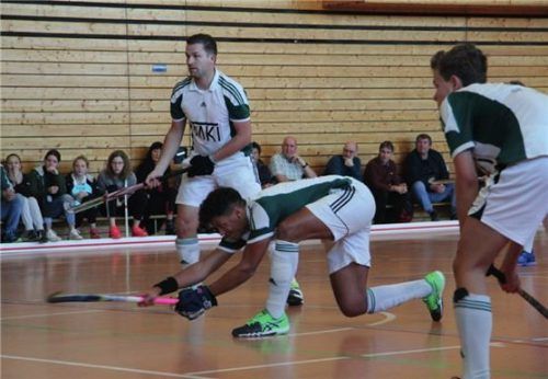 Nach der ausgeführten Strafecke: Mike Christoph (Schuss), Michael Weber (links) und Jakob Seethaler (rechts).