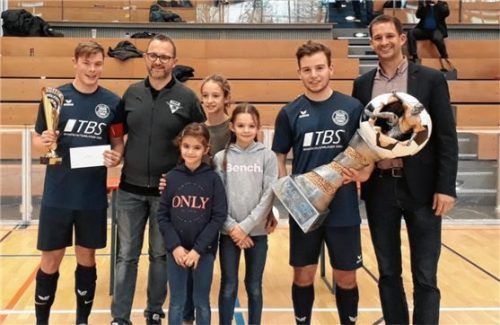 Nach der Übergabe des Siegerpokals mit Sponsor Andreas März (rechts) und Sportbund-Fußballabteilungsleiter Thomas Leppert (Zweiter von links).