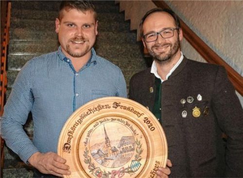 Nach einer erfolgreichen Meisterschaft: Schützenmeister Rupert Marinus Wörndl (rechts) übergibt Thomas Fischer, dem 22. Dorfschützenkönig von Frasdorf, die Siegerscheibe. Foto Rehberg