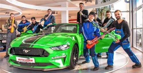 Neun junge Mechatroniker haben ihre Ausbildung bei Auto Eder beendet und wurden übernommen.