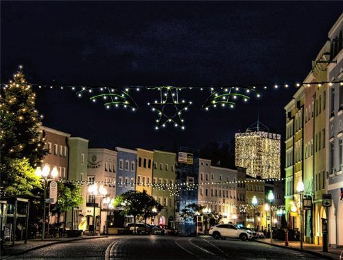 Noch leuchten die Lichter der Weihnacht in Mühldorf, doch sie gehören schon fast der Vergangenheit an. Was wird das neue Jahr bringen? Was erwarten und wünschen sich Seelsorger aus dem Landkreis für 2020? Foto  Mayer
