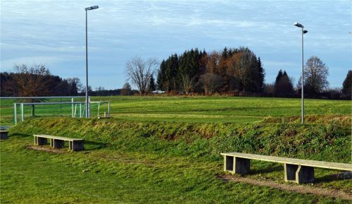 Noch müssen die alten Bänke herhalten – Bald gibt es eine neue Tribüne für Sportfans.Foto wastl