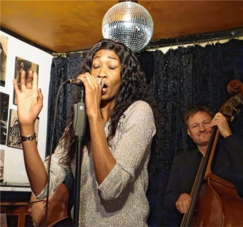 Norisha Campbells Vorbilder sind unter anderem Aretha Franklin und Whitney Houston. Im Hintergrund Bassist Harald Scharf.Foto  Friedrich