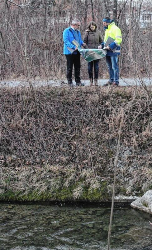 Nußdorfs Bürgermeister Sepp Oberauer (links) traf sich vor einigen Tagen mit seiner Bauamtsleiterin Sonja Rankl (Mitte) und dem Projektleiter des Wasserwirtschaftsamtes Josef Hamberger zu einer Baubesprechung am Steinbach. Hier beginnt in wenigen Tagen der erste Bauabschnitt zur Sanierung des Gewässers, das derzeit beschaulich daherfließt.Foto Steffenhagen
