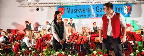 Österreichisch-deutsches Treffen im Namen der Musik: Christina Ecker aus Dorf an der Pram und Michael Bernard aus Gars beim Wechsel auf der Konzertbühne. Foto Wimmer