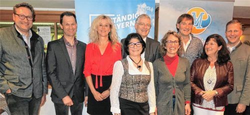 Organisatoren, Laudatoren und Geehrte: (von links) Zweiter Vorsitzender Robert Schlamp, Dritter Vorsitzender Michael Weber, Angela Eder (Eder Gmbh), Eva Kalhammer, Alfons Maierthaler (Vorstandsvorsitzender Sparkasse Rosenheim-Bad Aibling), Vorsitzende Christine Knoll, Ingo und Sabine Zahn (mobitherm) und Zweiter Bürgermeister Martin Oswald aus Feldkirchen-Westerham. Foto Baumann