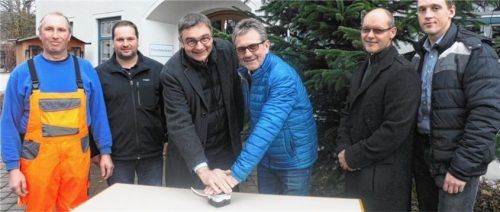 Per Knopfdruck zum schnellen Netz (von links): Bauhofmitarbeiter Anton Zauner, Jakob Hölzl, Robert Scholz, Bürgermeister Jakob Bichlmaier, Markus Schmidinger und Andreas Mittermaier von der Gemeinde.Foto Fill