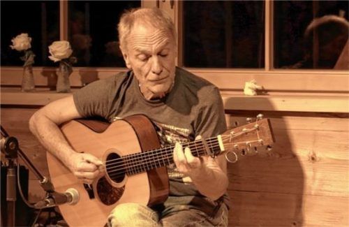Peter Ratenbeck begeisterte das Publikum mit seinem virtuosen Gitarrenspiel. Foto Lüers