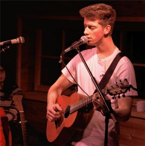 Pittenharts „Local Hero“: Der Singer-Songwriter Jakob Linner wurde beim Solokonzert im Hilgerhof gefeiert. Zusammen mit Markus Erb hatte er auch ein berührendes Duett im Programm. Foto BENEKAM