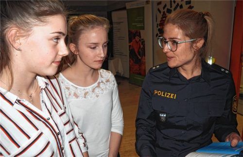 Polizistin Maria Römersberger suchte das Gespräch mit den Schülern. Viele – vor allem Frauen – interessieren sich für ihren Beruf. Foto Weithofer