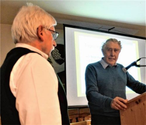 Prägende Gestalt: Der Zweite Vorsitzende des HHV Pang, Peter Dinzenhofer (rechts), dankt dem langjährigen Vorsitzenden Hans Demberger für seinen unermüdlichen Einsatz um die historischen Geschehnisse in der Region.Fotos fxk
