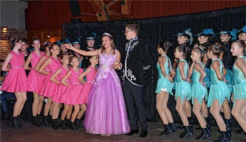 Prinz Jannik I. und Prinzessin Diana I. eröffnen den Abend mit dem Kaiserwalzer.