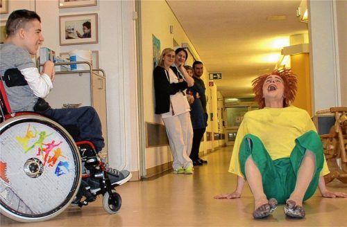 Pumuckl Christian Schleinzer ist in seinem Element: Lasst die Kinder glücklich sein. Patient Philip ist glücklich. Und die Klinik-Mitarbeiter freuen sich. Fotos Sperber