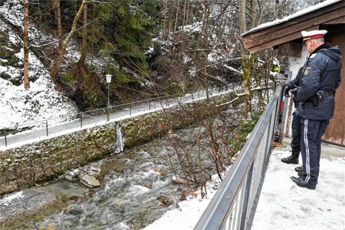 Rätselraten: Ein Polizist blickt auf die Stelle, an der der junge Rosenheimer gefunden wurde. Foto ZOOM Tirol