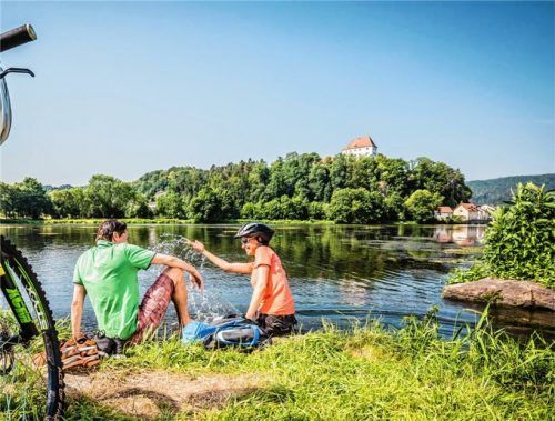 Rasten und die Aussicht genießen: das gehört bei einer entspannten Radtour dazu. Foto  djd/Oberpfälzer Wald