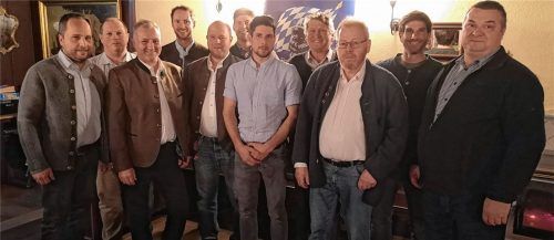 Robert Zehetmaier (Dritter von links) geht als Bürgermeisterkandidat für die Bayernpartei in Stephanskirchen ins Rennen.