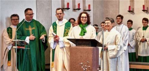 Rosel Bartl (rechts) bedankte sich für ihre Verabschiedung bei (von links) Pater Dariusz Burdalski, Dekan Daniel Reichel, Kaplan Mathias Klein-Heßling und Gemeindereferentin Maria Leutgäb.Foto Aerzbäck