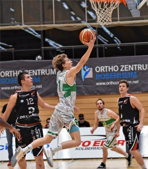 Der 18-jährige Bastian März im Trikot des SB Rosenheim auf dem Weg zum Korb.