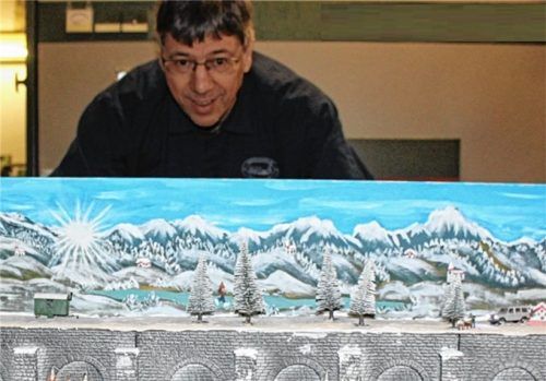 Rudi Stocker, Vorsitzender des Eisenbahnclubs Rosenheim, ist seit früher Kindheit ein Liebhaber von Modelleisenbahnen. Foto steffenhagen