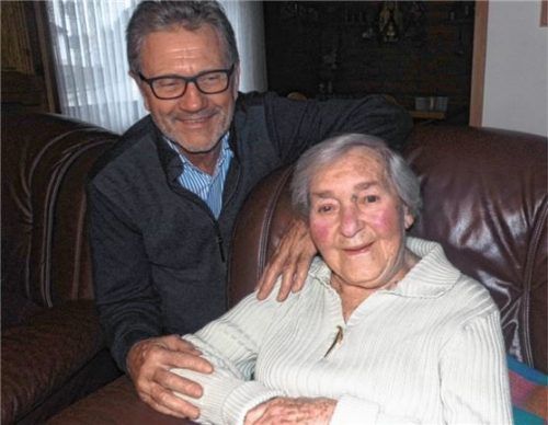 Rundum zufrieden schaute die 90-Jährige an ihrem Jubeltag drein. Bürgermeister Jakob Bichlmaier gratulierte.Foto Fill