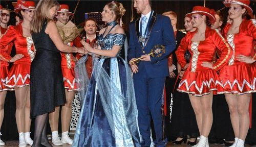 Schlüsselübergabe: Bürgermeisterin Doris Laban trat bis Aschermittwoch die Amtsgeschäfte an Nadine I. und Matthias I. ab.