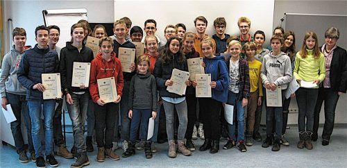 Schulleiterin Brigitte Würth gratuliert den Schülern zu ihren Preisen. Foto re