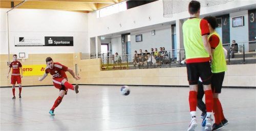 Schuss ins Eiselfinger Glück: Julian Mayr erzielt das 3:2 im entscheidenden Spiel um den Turniersieg gegen den TSV Bad Endorf.Foto Butzhammer