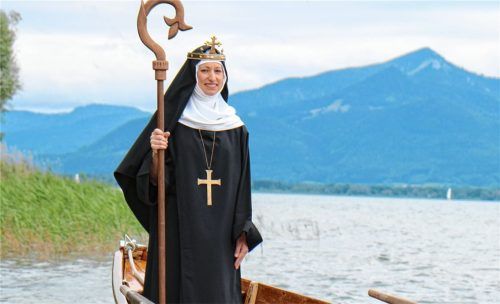 Schutzpatronin des Chiemgaus: die heilige Irmengard, in deren Rolle Barbara Bichler im Theaterstück schlüpft. Foto Ammelburger