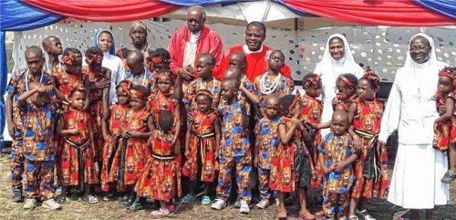 Schwester Mary (rechts) hat veranlasst, dass Fotos des Jubiläums-Festes im Kinderheim in Atani in Nigeria die Unterstützer in Kolbermoor erreichen.Foto re