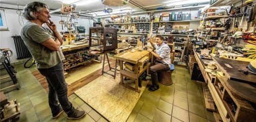 Schwiegervater Wolfgang Kühn tüftelt gerne mit Tobias Ganslmaier in der Werkstatt. Die beiden liegen auf einer Wellenlänge.Fotos kirchgraber