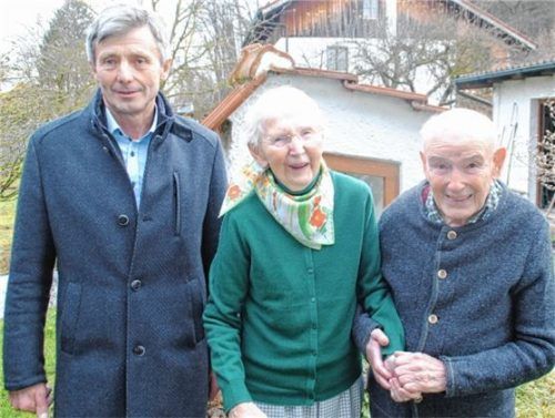 Seit 65 Jahren ein Paar: Zweiter Bürgermeister Andreas Maierhofer (links) gratulierte Margarethe und Sylvester Walch zur eiserne Hochzeit. Foto  Wagner