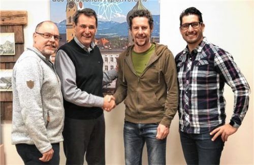 Seit Jahresbeginn ist Christoph Schnurr (Mitte) als hauptamtlicher Geschäftsstellenleiter des DAV Rosenheim im Amt, hier begrüßt von (von links) Zweitem Vorsitzenden Josef Müller, Vorsitzendem Franz Knarr und Schriftführer Johannes Knarr.Foto re