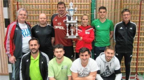 Sichtlich Spaß hatten die Teilnehmer des Cups: Peter Heindl, Ghevdet Hyseni, Klaus Alt, Theresa Perzlmaier, Sebastian Gottwald, Manfred Brader (stehend) und Franz Mußner, Stefan Wasylaszcuk, Georg Lackmaier, Florian Mittermaier (kniend, jeweils von links).Foto Schillmaier