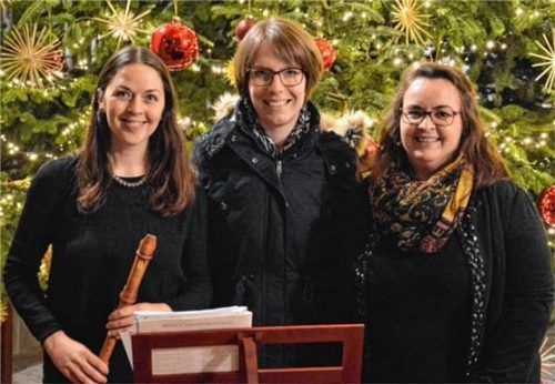 Sie bereiteten den Zuhörern ein beeindruckendes Musikerlebnis: (von links) Christine Schreier (Blockflöten), Franziska Weiss (Truhenorgel) und Christiane Hainzl (Sopran). Foto re
