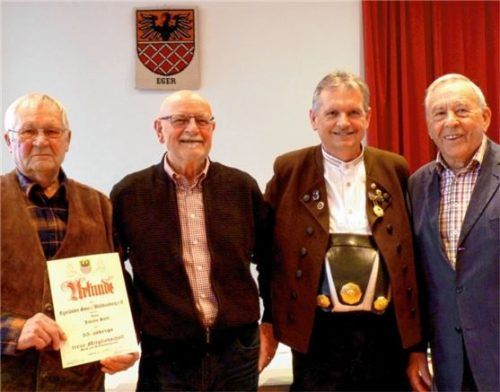 Sie halten der Gmoi seit Jahrzehnten die Treue: (von links) Hans Hüttl (55), Herbert Lenhart (60), Vorsitzender Karl- Heinz Spiegl (55) und Adolf Schlagmann (50).Foto  Fischer