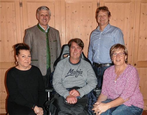 Sie stehen an der Spitze der Liste bei der nächsten Kommunalwahl für die „Bürger von Inzell“ (hinten von links): Erster und Zweiter Bürgermeister Hans Egger und Richard Hütter sowie (vorne von links) Nicolle Dufter, Rainer Tobsch und Julia Egger.Foto wegscheider