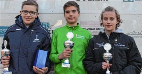 Siegerehrung in der U14: Lukas Mayer, bayerischer Meister Michael Hell und Johanna Glöggler (von links).Foto Kamhuber