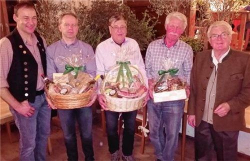 Siegerfoto (von links nach rechts): Vereinsvorsitzender Michael Irger, Alex Rothbecher, Ernesto Mauermann, Sepp Summerer und Spielleiter Matthias Schwaiger.Foto Hötzelsperger