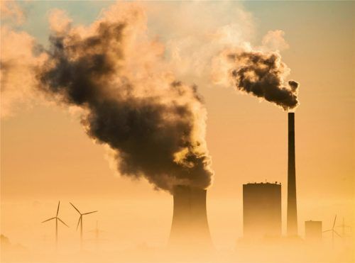 Sinnbild für die Klimadebatte: Kohlekraftwerk und Windräder. Foto dpa
