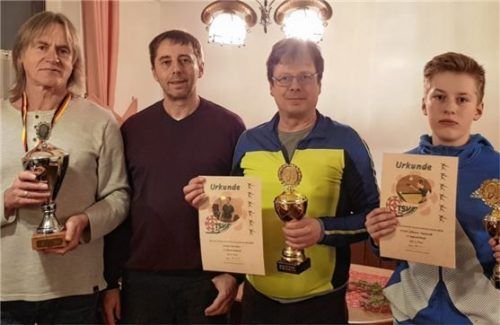 So sehen Sieger aus: (von links) Robert Lauxen, Abteilungsleiter Klaus Heimerl, Peter Auer und Jugendmeister Johannes Lamprecht. Foto  re