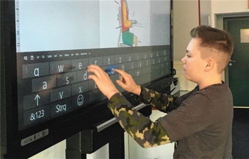 So spannend kann Unterricht sein: Vitus Maier erklärt, wie ein Active Panel funktioniert. Die Klasse 7 a arbeitet schon damit, bald sollen alle Zimmer der Justus-von-Liebig-Schule damit ausgestattet sein.Foto  Gerlach