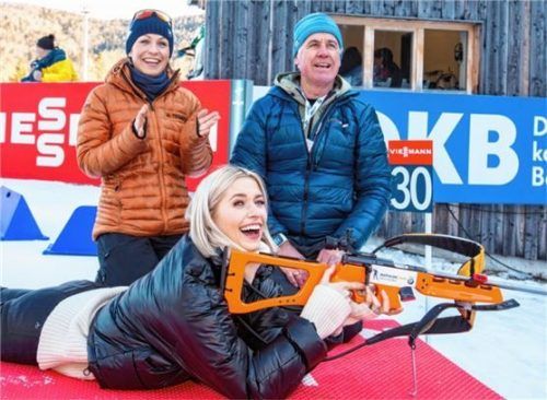 Spaß beim Schießen: Lena Gercke strahlt, Magdalena Neuner klatscht und Fritz Fischer ist stolz.Foto BMW Wintersport