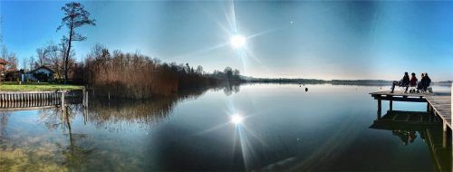 Spaziergänge im Winter, Schwimmen im Sommer – der Simssee ist ganzjährig ein beliebtes Naherholungsziel. Er ist aber auch Lebensraum und Erwerbsquelle. Für Fisch und Fischer wird es zunehmend eng. Foto Ziegler