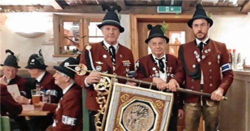 Standarten-Übergabe (von links): Fritz Dräxl, Peter Sattelberger und Michael Maurer.Fotos Hötzelsperger