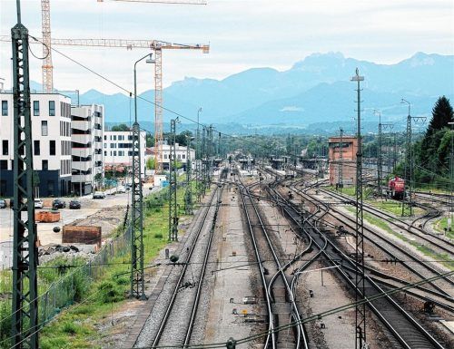Standortvorteil Bahnhof: Dank der guten Zug-Anbindung Rosenheims an München böte sich das Gelände links von der Bahnlinie und nahe am Bahnhof an. Foto Reisner